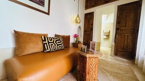 ห้องดีลักซ์ดับเบิลหรือทวิน, ห้องน้ำส่วนตัว, วิวสระว่ายน้ำ (Saada) | เครื่องนอนระดับพรีเมียม, เตียงพร้อมฟูกเสริมที่นอน, ตู้นิรภัยในห้องพัก