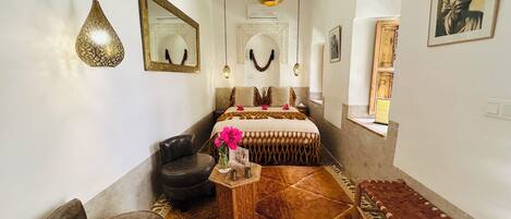 Habitación estándar doble, baño privado (Samaha) | Ropa de cama de alta calidad y colchones con acolchado adicional