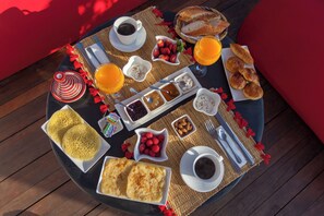 Tägliches inbegriffenes kontinentales Frühstück