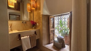 Superior-Doppelzimmer, eigenes Bad (Hanane) | Badezimmer | Kostenlose Toilettenartikel, Haartrockner, Handtücher