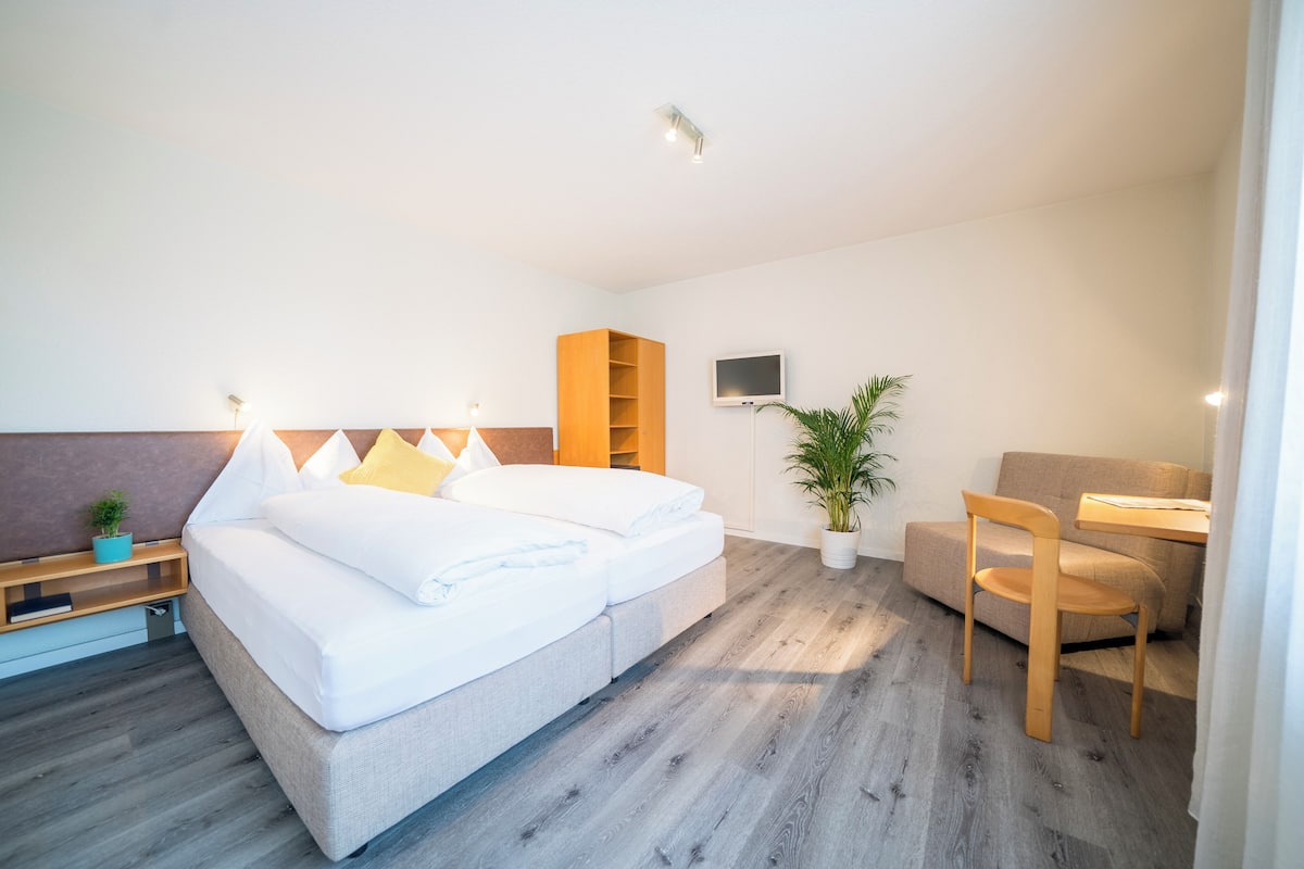 Minibar, individuell dekoriert, individuell eingerichtet, Schreibtisch