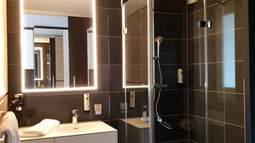 Deluxe-Doppelzimmer | Badezimmer | Dusche, Haartrockner, Handtücher