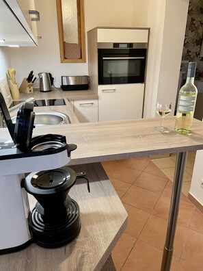 Réfrigérateur, micro-ondes, plaque de cuisson, lave-vaisselle