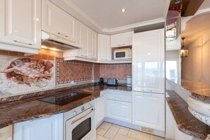 Fridge, microwave, oven, stovetop - 2 PIECES BALCONY ★ IMPRESSIVE VIEW ★ SEA ★ CITY ★ MOUNTAIN (Nice)