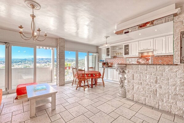 Interior - 2 PIECES BALCONY ★ IMPRESSIVE VIEW ★ SEA ★ CITY ★ MOUNTAIN (Nice)