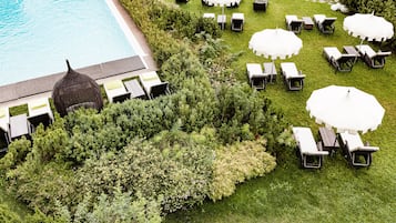 Außenpool, geöffnet von 08:00 Uhr bis 20:00 Uhr, Sonnenschirme