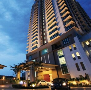 Exterior - Located in Kuala Lumpur, 6.3 km from klcc, Value for money, spacious and private (Mont Kiara)