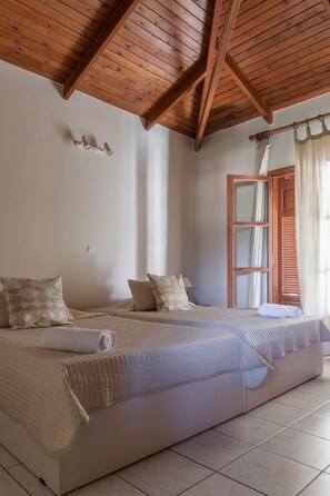 Departamento estándar, 2 habitaciones, vista a la alberca | Escritorio, insonorización, wifi gratis y ropa de cama