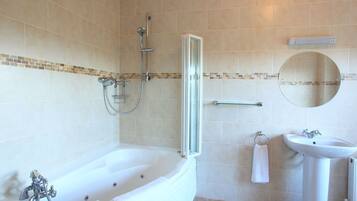 Deluxe Villa | Bathroom | Separate tub and shower, free toiletries, hair dryer, towels