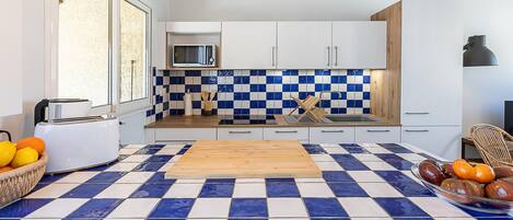 ثلاجة، موقد طهي مسطح، غسالة أطباق، ماكينة لصنع القهوة/الشاي