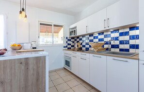 Een koelkast, een kookplaat, een vaatwasser