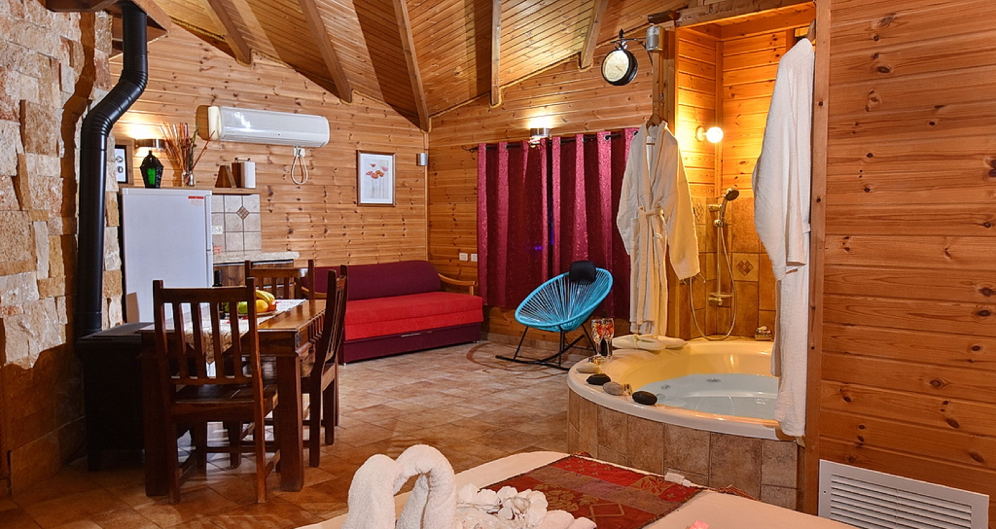 Cabin | Private kitchenette | Fridge, microwave, electric kettle, cookware/dishes/utensils