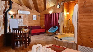 Cabin | Private kitchenette | Fridge, microwave, electric kettle, cookware/dishes/utensils