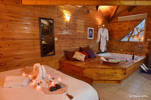 Gallery Chalet | Private spa tub