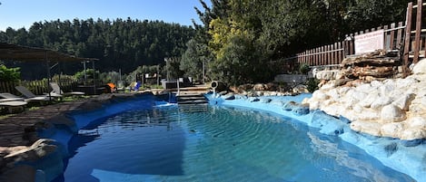 Kolam renang terbuka bermusim