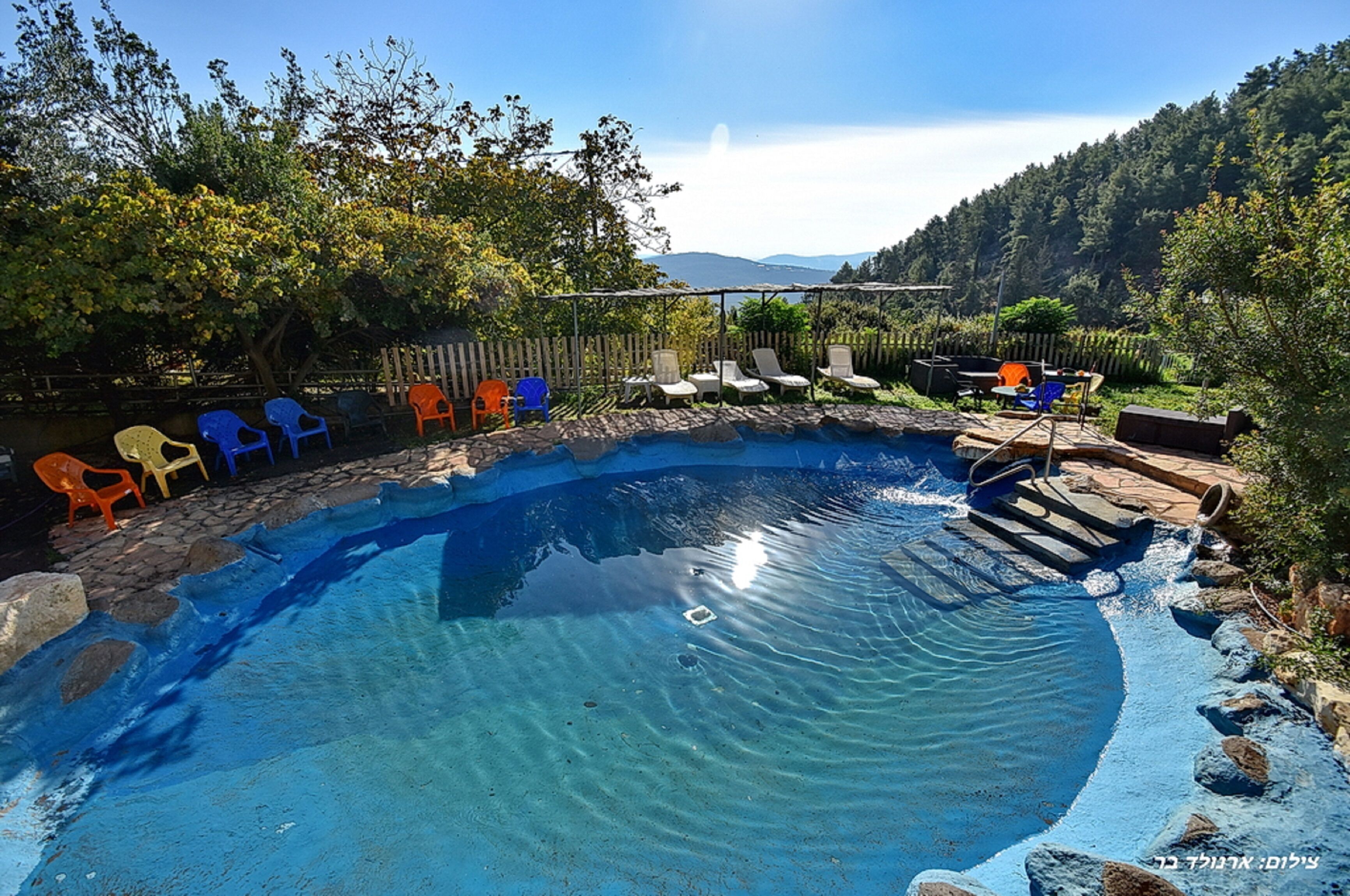 시즌별로 운영되는 야외 수영장