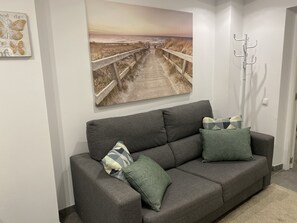 TV - Comfortable apartment with modern design, with new renovation and furniture (Santa Coloma de Gramenet)