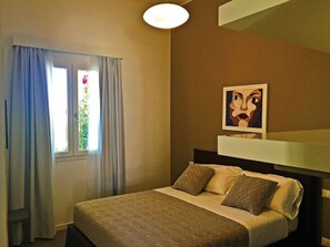 2 soverom, skrivebord, strykejern/-brett og reiseseng for barn