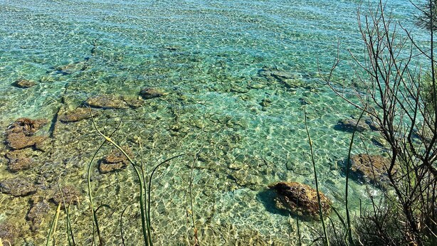 A clear view of a shallow water body with visible rocks and aquatic plants. - Beautiful apartment for 6 guests with A/C, pool, WIFI, TV and panoramic view (Otranto)
