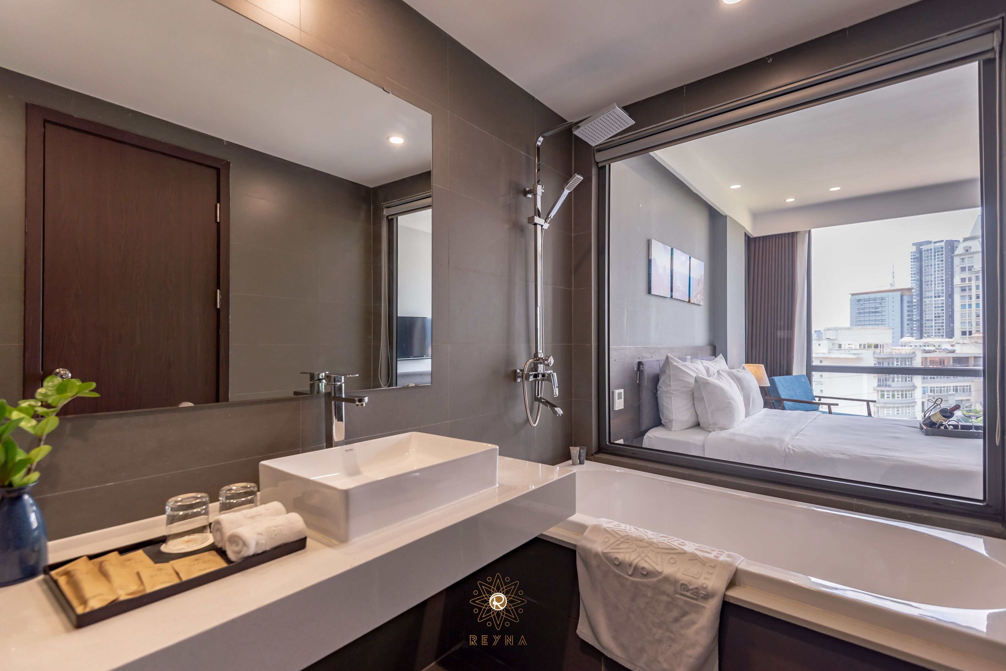 deluxe double or twin room | bathroom | free toiletries, hair dryer, bathrobes, slippers