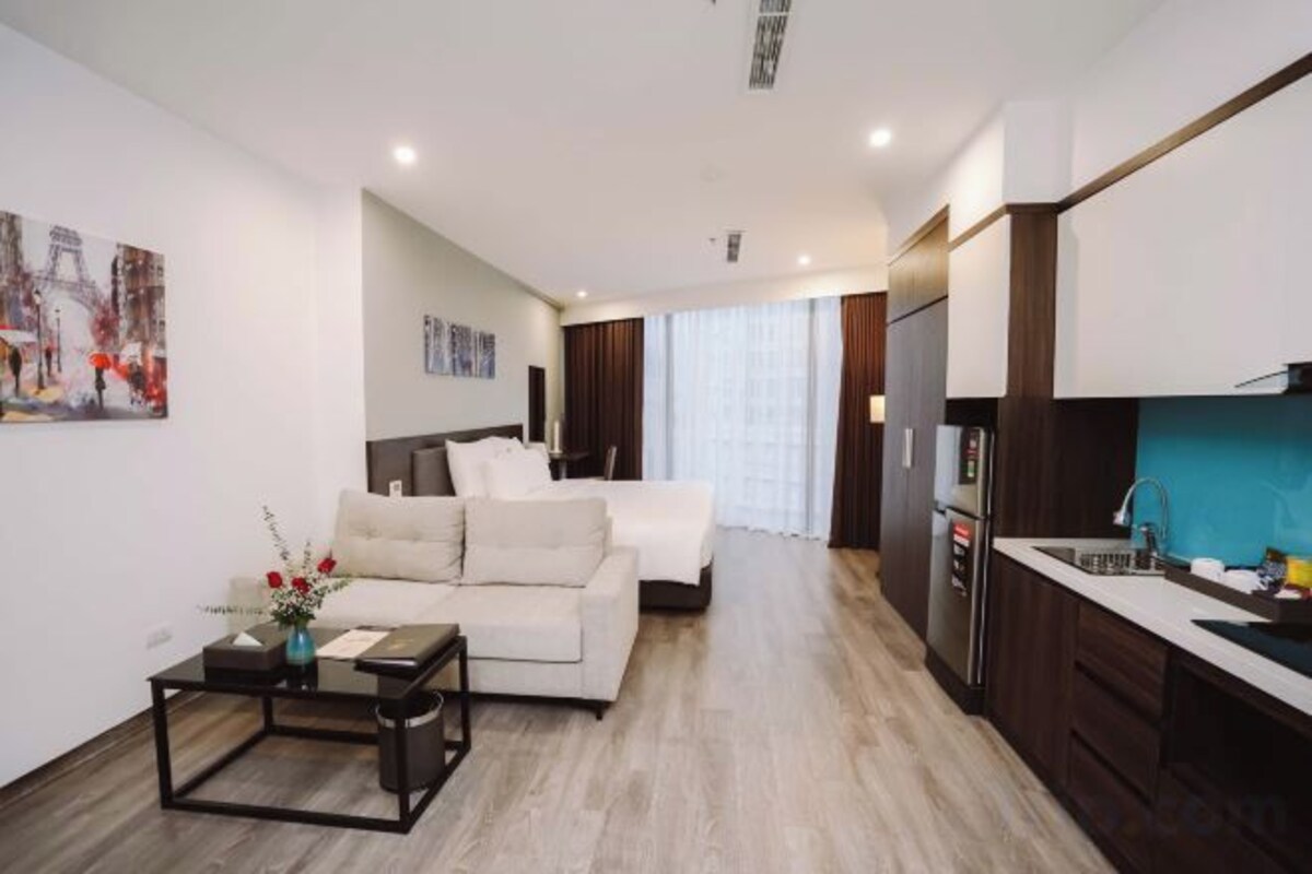 Premium bedding, minibar, desk, soundproofing