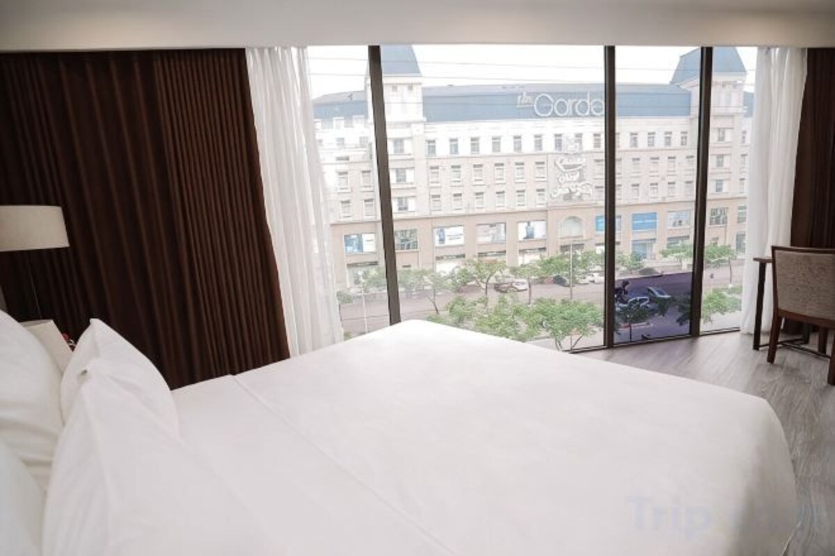 Premium bedding, minibar, desk, soundproofing