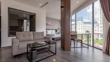 Seprai premium, minibar, meja kerja, dan kedap suara