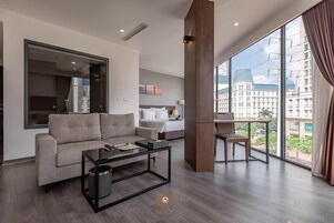 Premium bedding, minibar, desk, soundproofing
