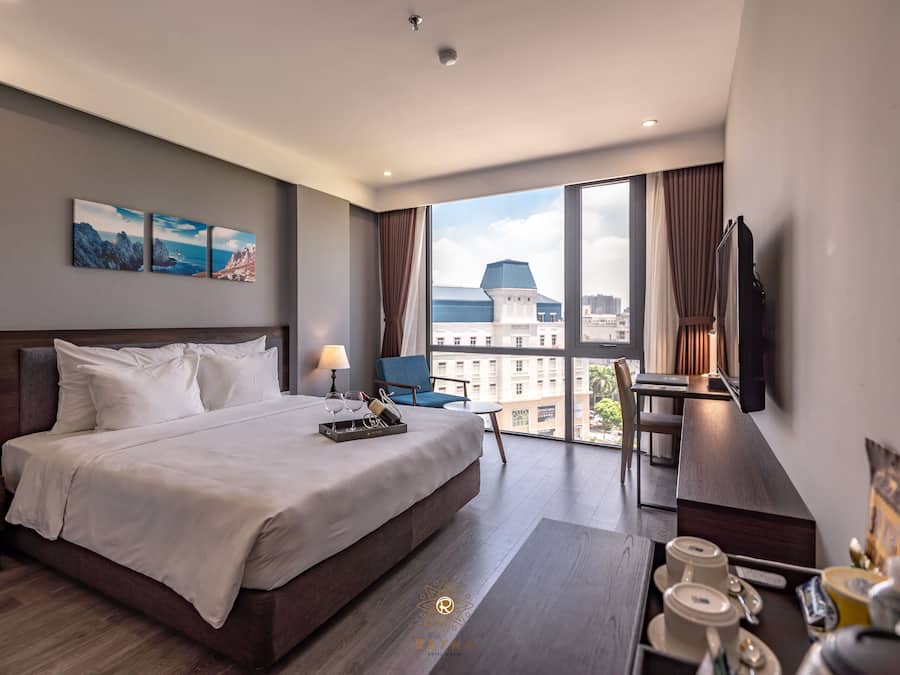 Premium bedding, minibar, desk, soundproofing