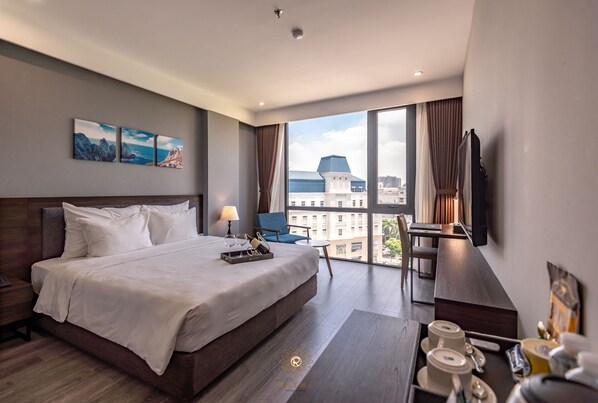 Premium bedding, minibar, desk, soundproofing