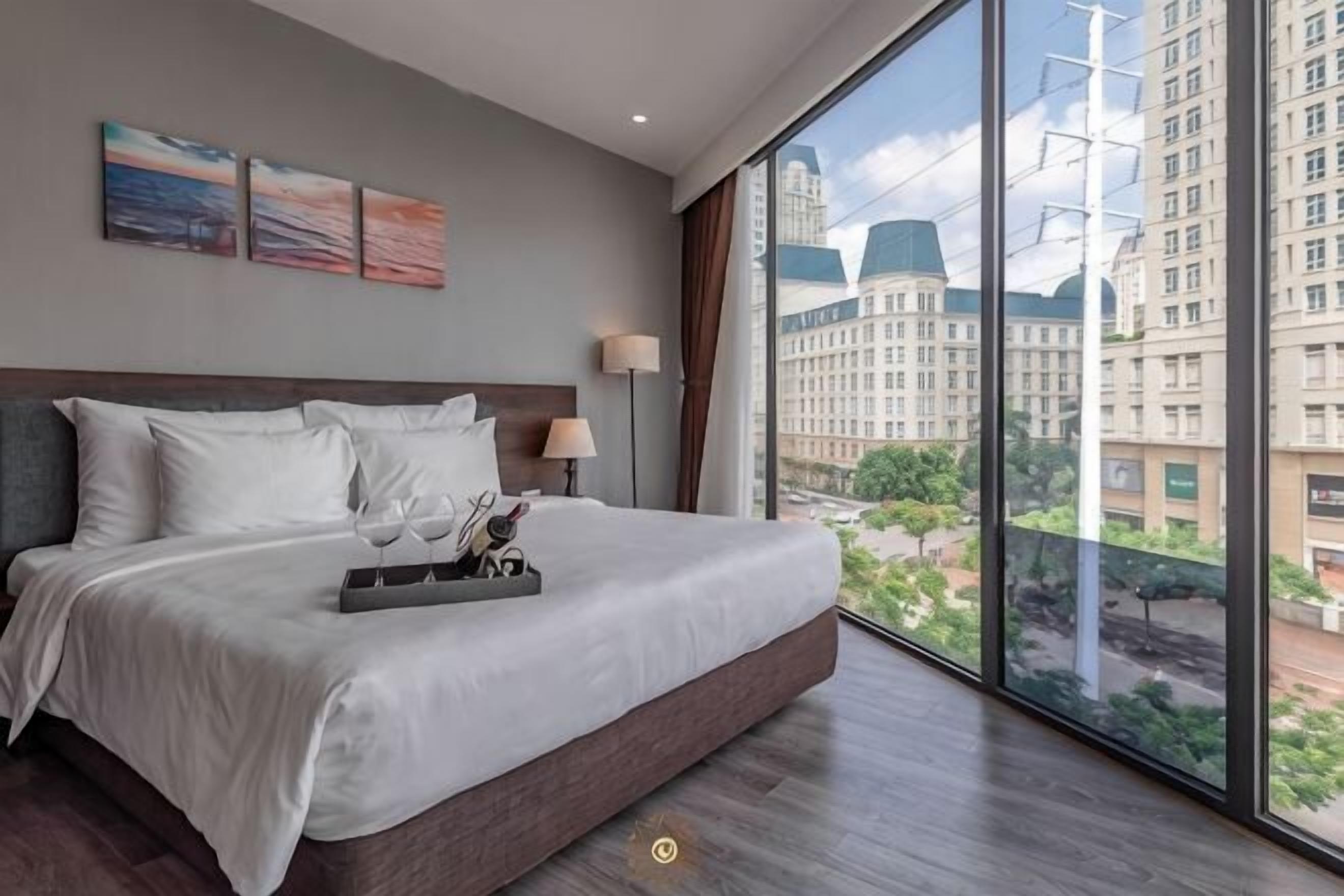 Premium bedding, minibar, desk, soundproofing