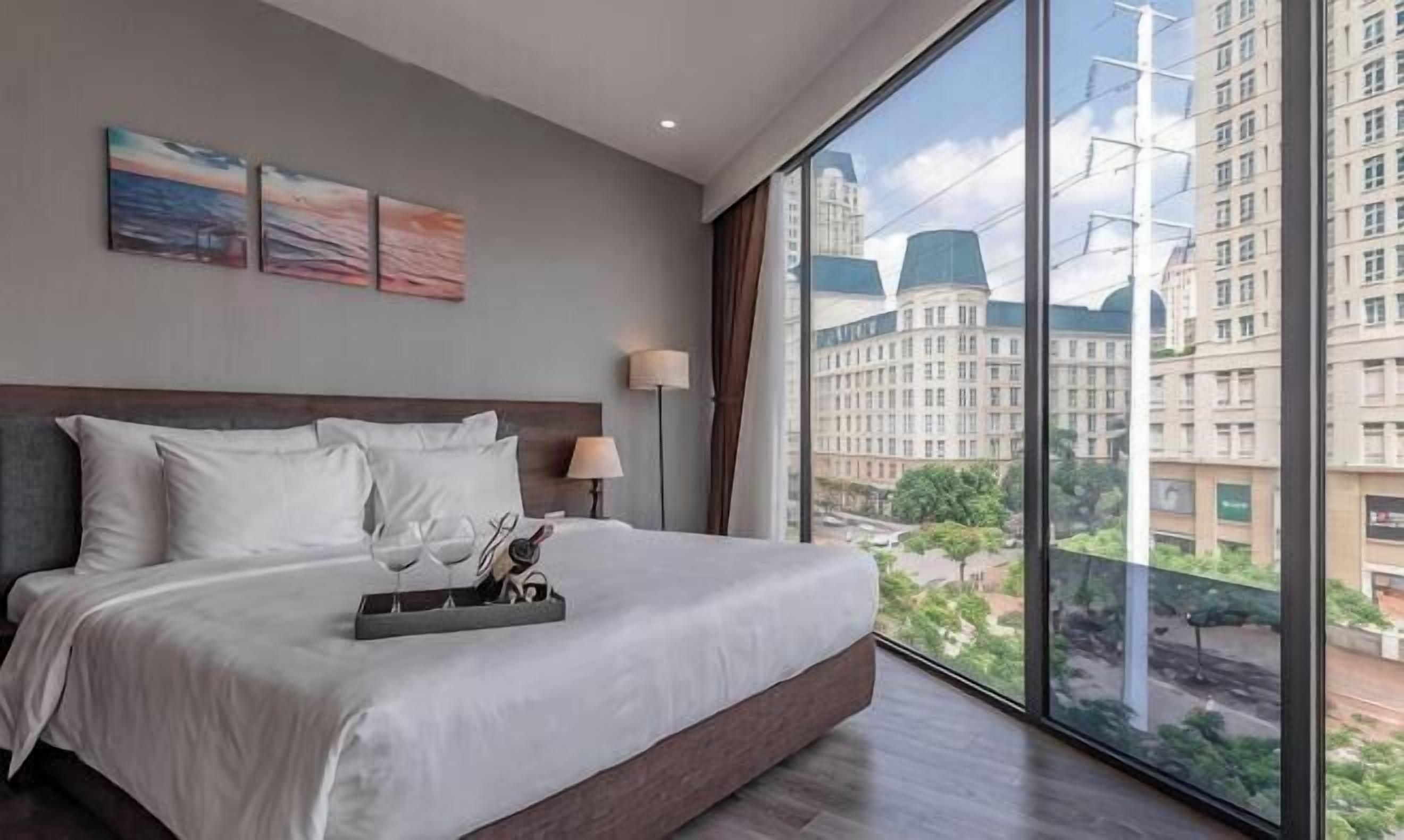 Premium bedding, minibar, desk, soundproofing
