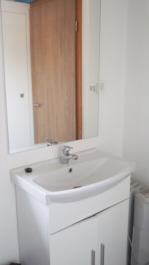 Dormitorio compartido económico | Baño | Regadera, toallas, jabón, shampoo 