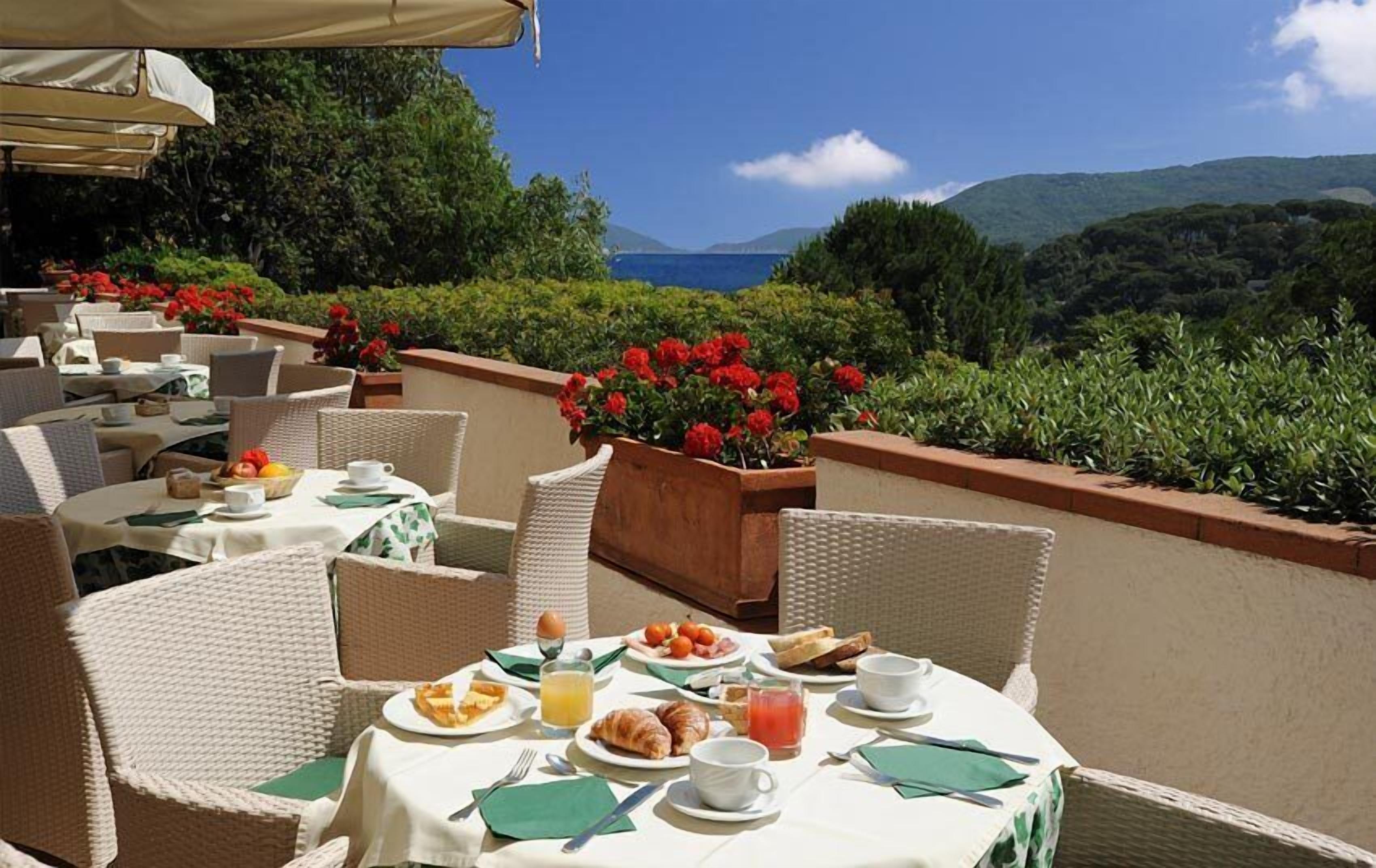 供應早餐、午餐、晚餐；海灘景