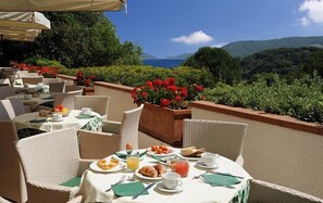 Petit déjeuner, déjeuner et dîner servis sur place, vue sur la plage