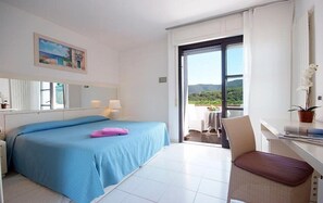 Habitación Confort con 1 cama doble o 2 individuales, balcón, vistas al mar | Minibar, caja fuerte, wifi gratis y ropa de cama