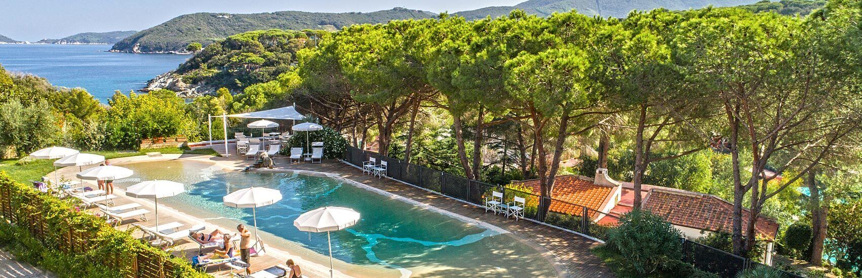 Una piscina al aire libre de temporada
