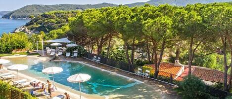 Una piscina al aire libre de temporada
