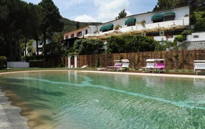 Una piscina al aire libre de temporada