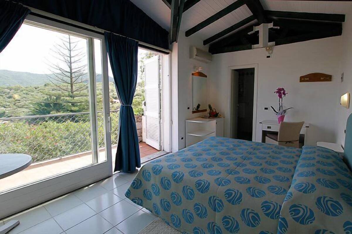 Minibar, in-room safe, free WiFi, bed sheets