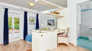 Minibar, caja de seguridad en la habitación, wifi gratis y ropa de cama