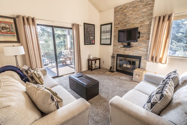 TV, fireplace, DVD player, video library - Ski Park City Canyons - free shuttle to lift - Cozy RedPine Condo sleeps 6 (Park City)