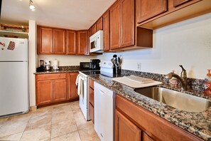 Fridge, microwave, oven, stovetop - Ski Park City Canyons - free shuttle to lift - Cozy RedPine Condo sleeps 6 (Park City)