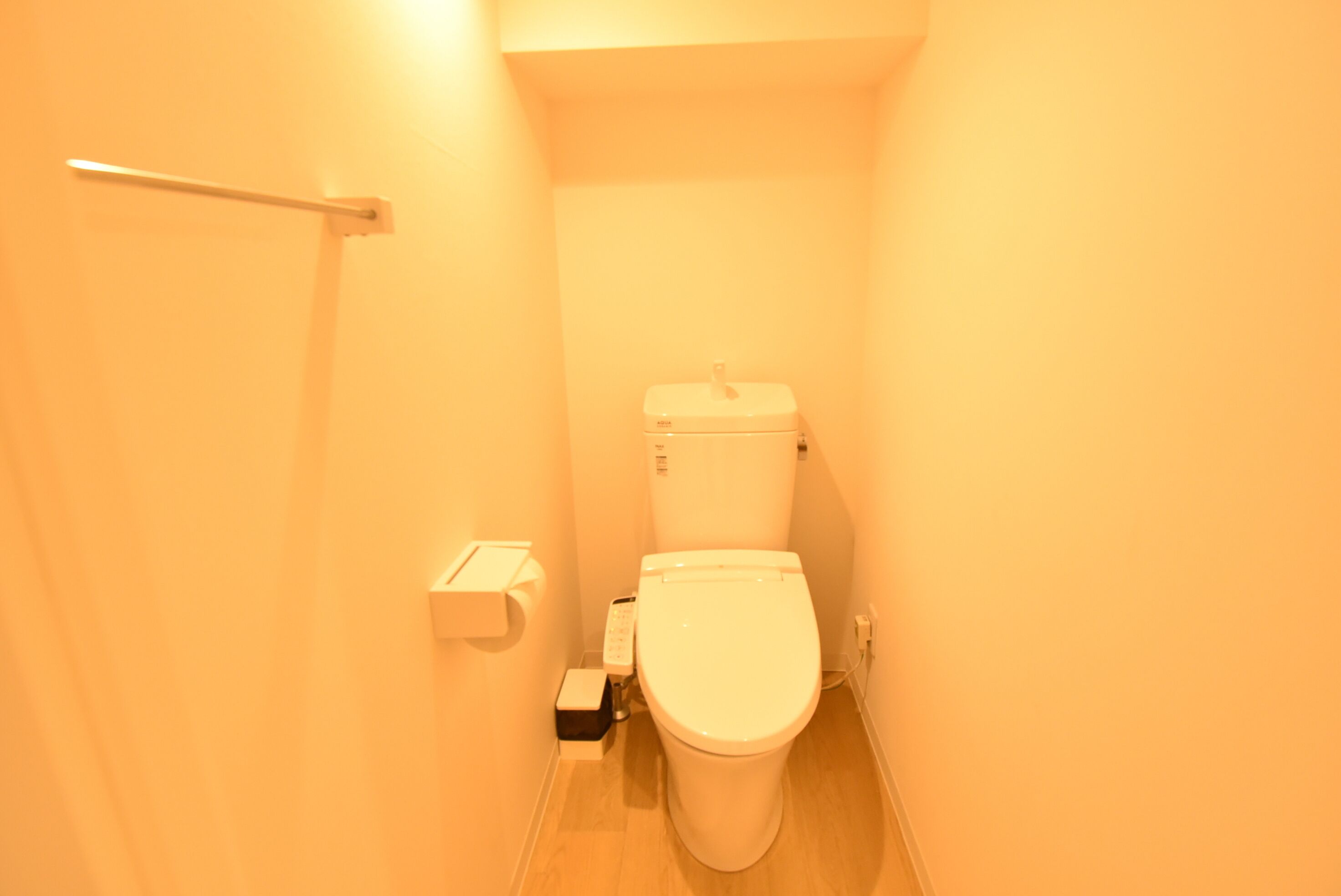 combined shower/bathtub, free toiletries, hair dryer, electronic bidet