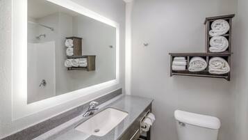 Combined shower/bathtub, free toiletries, hair dryer, towels