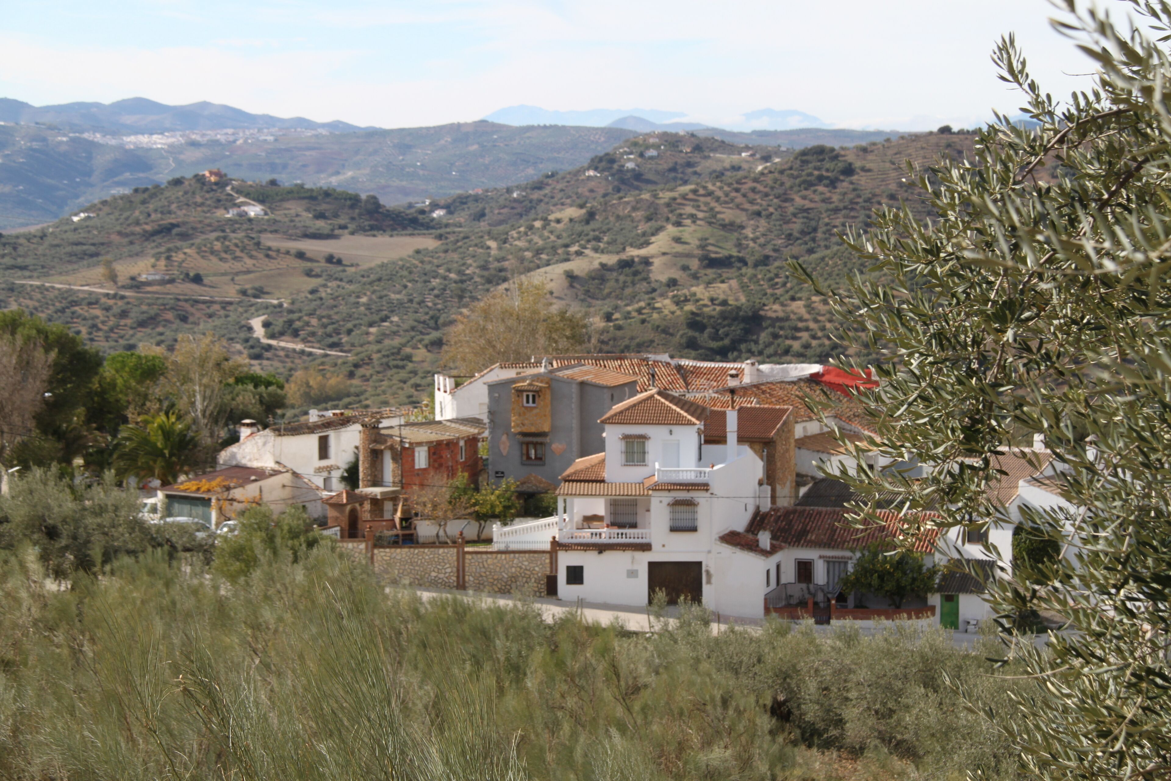Un village perché sur une colline, doté d’une architecture traditionnelle, avec notamment des toits couverts de tuiles en terre cuite et des murs blancs.
