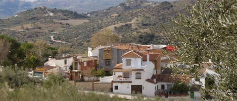 Un village perché sur une colline, doté d’une architecture traditionnelle, avec notamment des toits couverts de tuiles en terre cuite et des murs blancs.