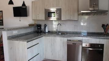 Geladeira, micro-ondas, fogĂŁo, cooktop