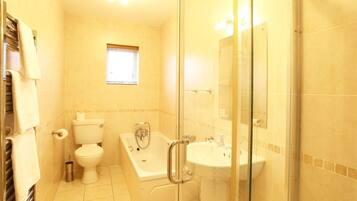 Maison Standard, 2 chambres | Salle de bain | Baignoire et douche séparées, articles de toilette gratuits