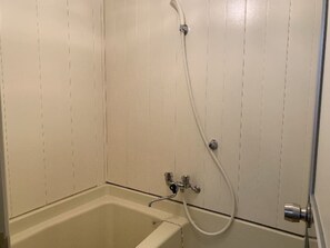 Duschwanne, Haartrockner, Hausschuhe, Toilette mit elektrischem Bidet